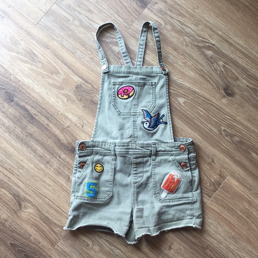 Girl’s Cat & Jack Overall Shorts with patches